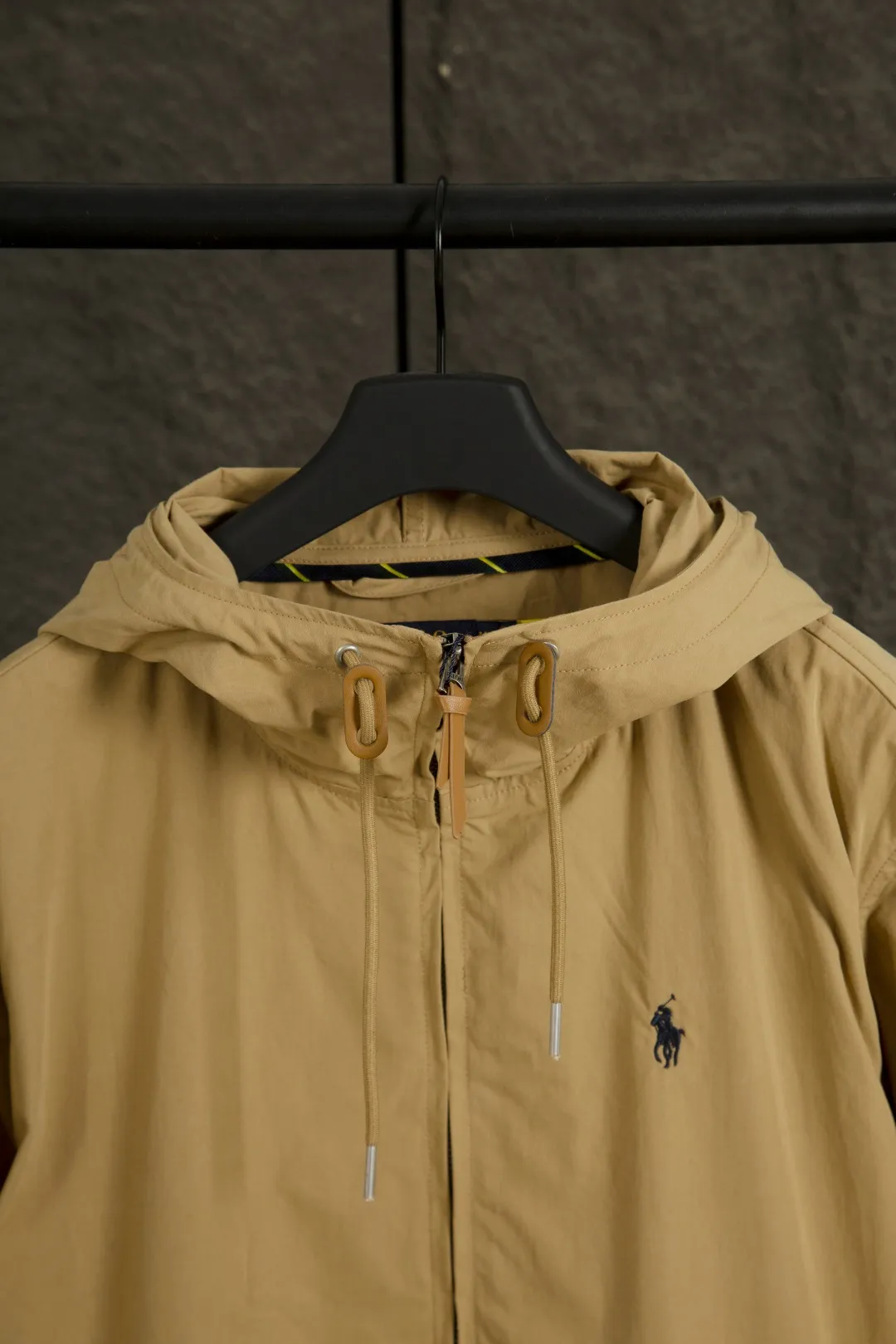 P290 Actual photo [Popular item] Style number: 25109# (on sale all year round) Color: khaki/navy blue Size: S to XL - Ralph Lauren/Ralph Lauren Solid color logo embroidered cotton soft shell fabric hooded assault jacket - the face is the same as the original 32 high count plain super soft carbon grinding ✅ - Brand POLO three zippers Customized back collar webbing Dark and light two-color oil edge leather strips ✅ - Ralph Lauren/Ralph Lauren's classic men's and women's bomber zipper hooded jacket. It has an elegant and fashionable style with any wear. It has a retro and relaxed feel. The hood and zipper elements add to the casual casualness. The paper man effect on the upper body can be perfectly controlled whether it is sports style or casual style ✅